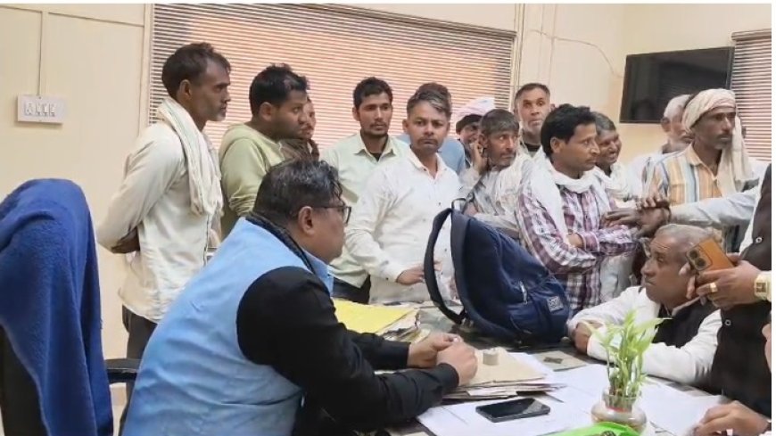 किसानों ने दिन में बिजली देने की मांग को लेकर किया प्रदर्शन सहायक अभियंता ने दिया आश्वासन