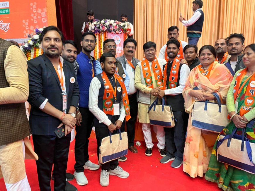 सोशल मीडिया वॉरियर्स मीट कार्यक्रम का शुभारंभ: सोशल मीडिया साइबर योद्धाओं की जयपुर में बैठक आयोजित  हुई