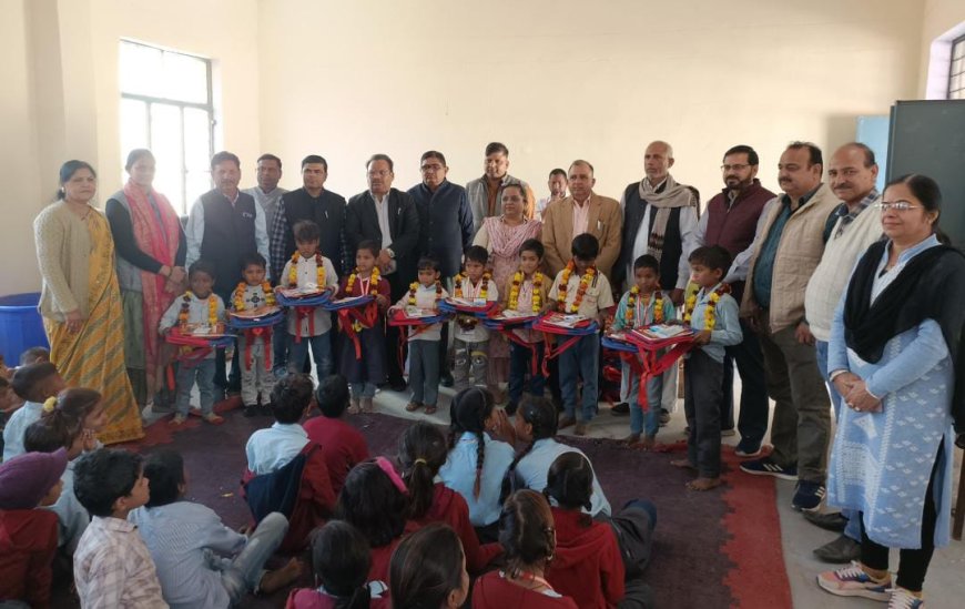 शिक्षण सामग्री प्राप्ति पर बच्चों के चेहरे पर झलकी मुस्कान; शिक्षा व विकास के क्षेत्र में रिखबचन्द मित्तल मददगार - डॉ. तिवाडी