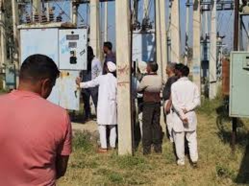 गोविंदगढ़ में किसानों का बिजली विभाग के खिलाफ विरोध प्रदर्शन: दिन में सिर्फ ढाई घंटे मिल रही बिजली, खेतों की सिंचाई, दैनिक कार्य बाधित