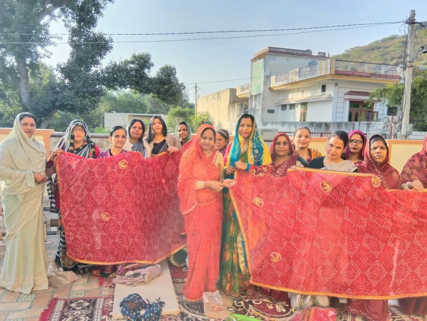 वरिष्ठ दंत चिकित्सक डॉक्टर सुमन मीणा के आवास पर महिलाओं ने सजाई मां शाकंभरी की चुनरी