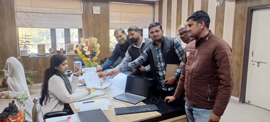 राजस्थान पंचायती राज एवं माध्यमिक शिक्षक के जिला अध्यक्ष मुकेश इंटोली के नेतृत्व में जिला निर्वाचन अधिकारी के नाम ज्ञापन सौंपा
