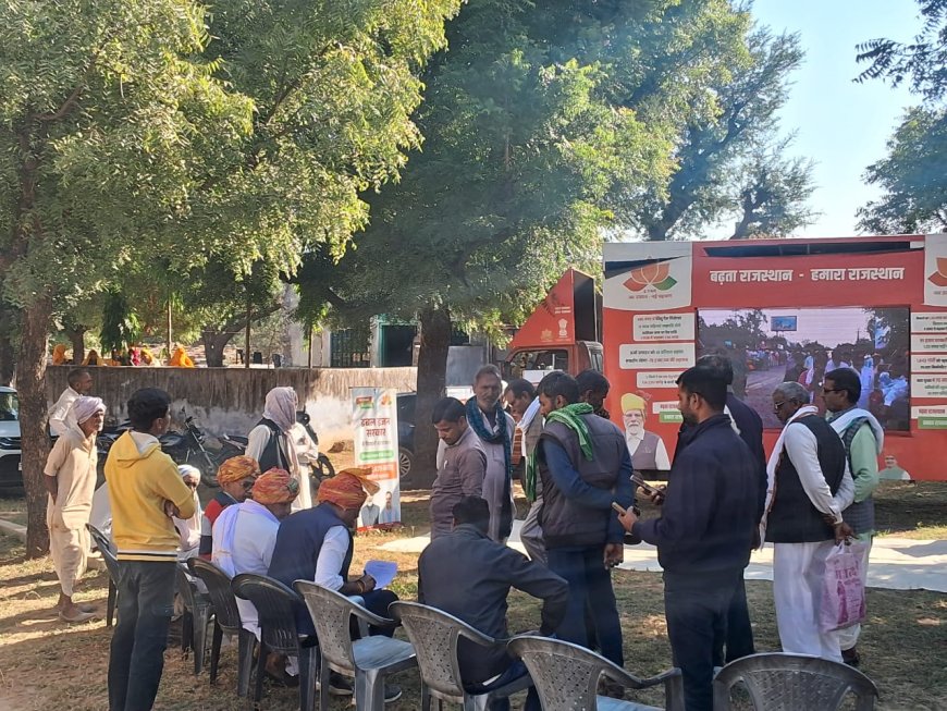 रामनगर की तरफ जाने वाली घाटी को कटवाने के लिए तथा पेयजल व्यवस्था के लिए ग्रामीण लोगों ने दिया ज्ञापन