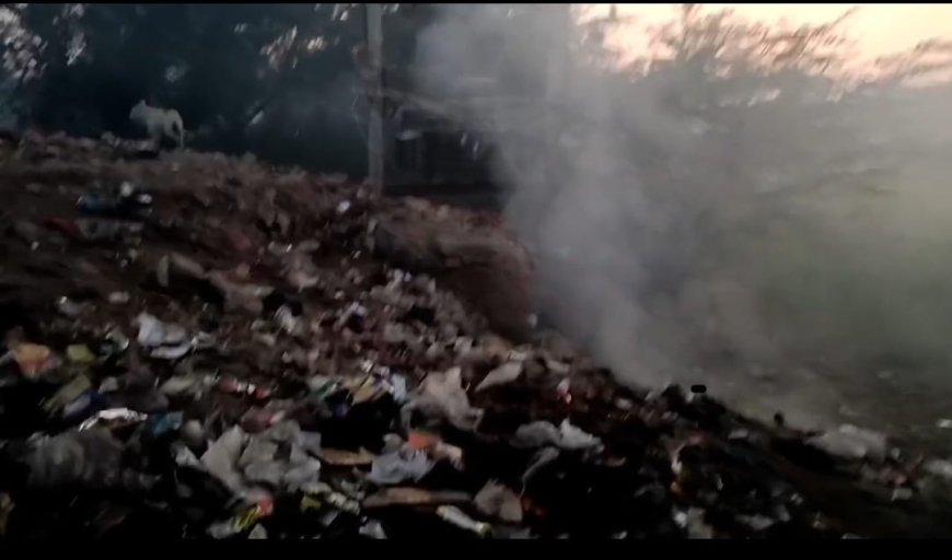 ट्रांसफार्मर के चारों ओर कूड़ा, हादसे का खतरा