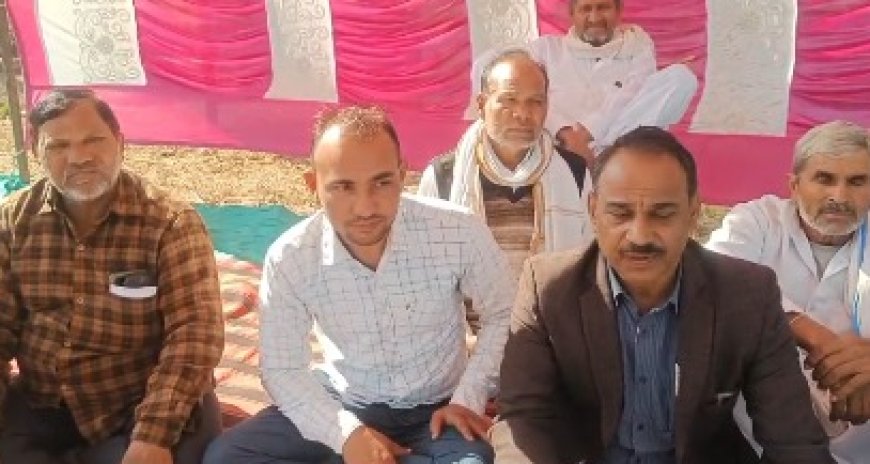 गांव गोठ में 33 केवी बिजली लाइन को लेकर ग्रामीणों का धरना आठवें दिन भी जारी