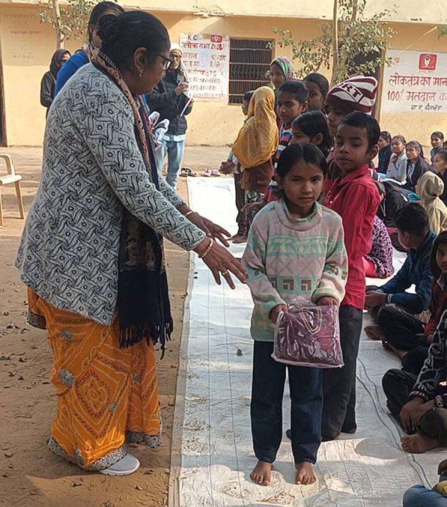 बौलखेडा में जरूरतमन्द बच्चों को बांटी जर्सी;  गुरू जी बने बच्चों के मददगार