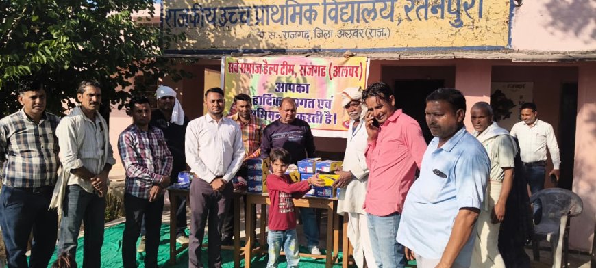 स्कूली विद्यार्थियों को सर्व समाज हेल्प  टीम ने भेंट किए मौजें व जुते