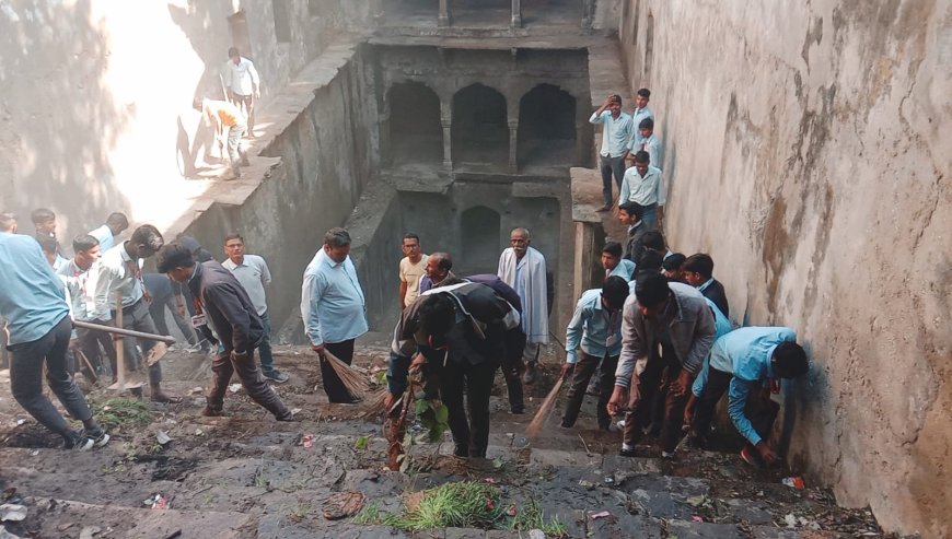 स्कूली विधार्थीयो ने बावड़ी की साफ-सफाई कर, दिया जल संरक्षण का संदेश