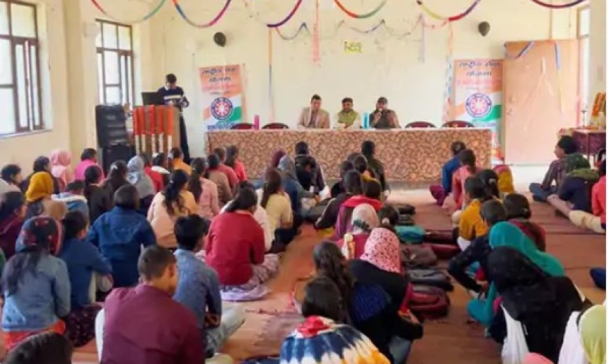 गोविन्दगढ़ कॉलेज मे NSS शिविर के दूसरे दिन साइबर सुरक्षा' थीम पर हुआ आयोजन, छात्रों को मिली जानकारी