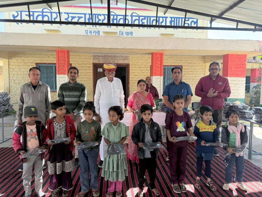 स्वेटर पाकर खिले विधार्थियो के चेहरे, मांडल विद्यालय 200  विधाथियो को किए स्वेटर वितरित