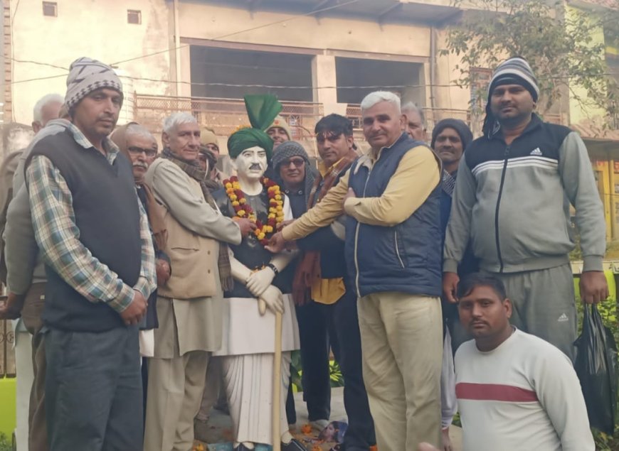 जनूथर में पूर्व प्रधानमंत्री चौधरी चरण सिंह की जन्म जयंती पर ग्रामीणों ने श्रद्धा सुमन किए अर्पित