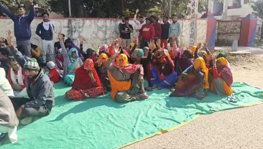 अपह्त महिला को बरामद कर अपहरण का मुकदमा दर्ज कर आरोपियों की गिरफ्तारी की मांग को लेकर डीएसपी आफिस के बाहर धरना प्रदर्शन
