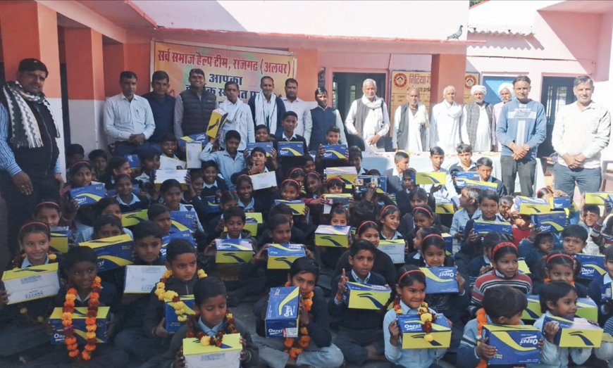 माली बास मे स्कूली विद्यार्थियों को भेंट किए मौजें व जूते