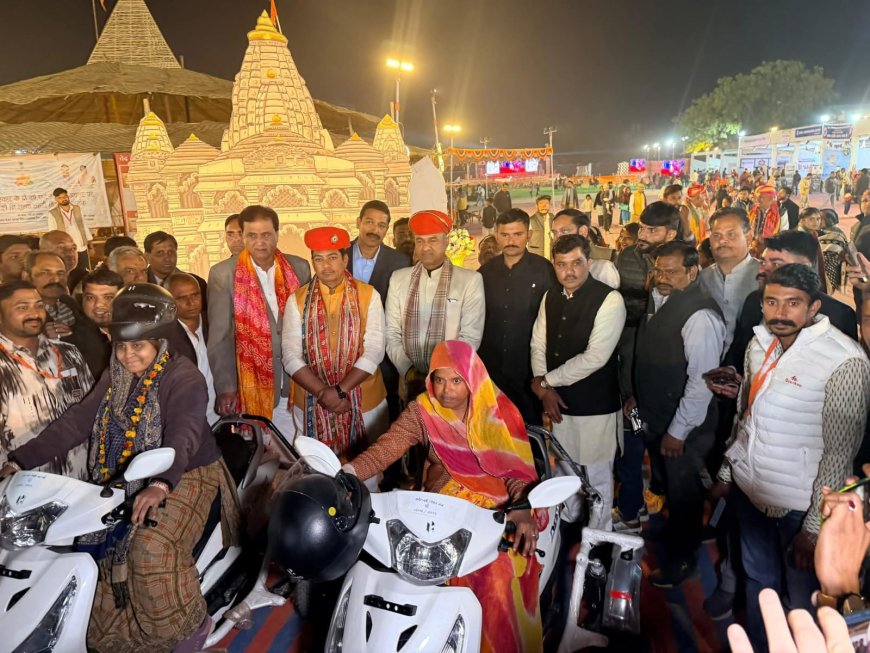 सामाजिक न्याय एवं अधिकारिता मंत्री अविनाश गहलोत ने 33 दिव्यांगजनों को हेलमेट सहित स्कूटियां वितरित की