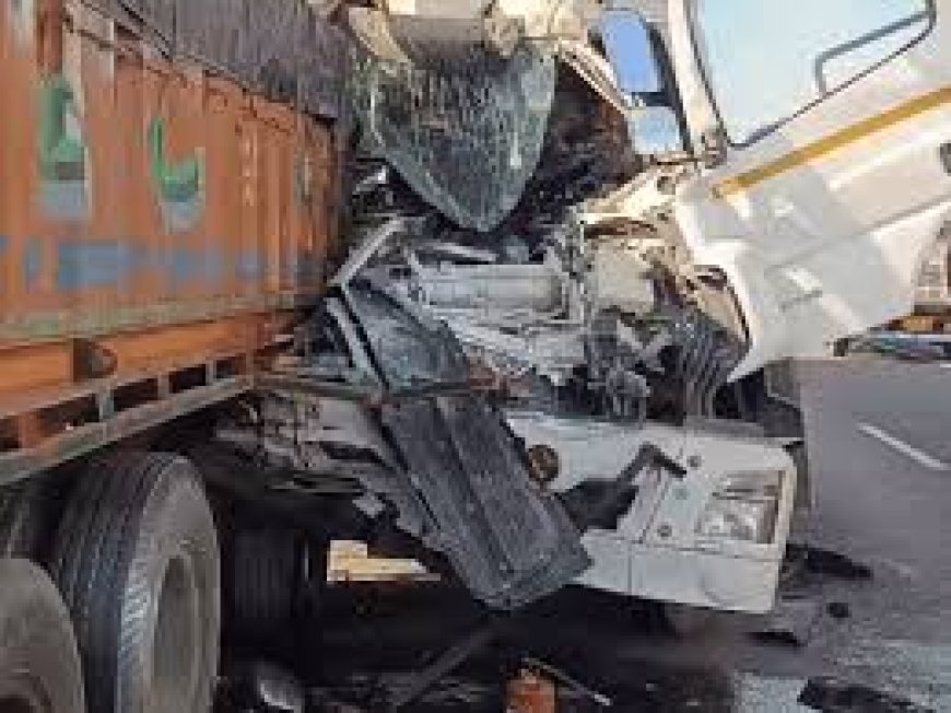कंटेनर-ट्रेलर में टक्कर, डेढ़ घंटे फंसा रहा शव: ट्रेलर ड्राइवर ने अचानक लगाए ब्रेक्र, व्यक्ति की मौके पर मौत