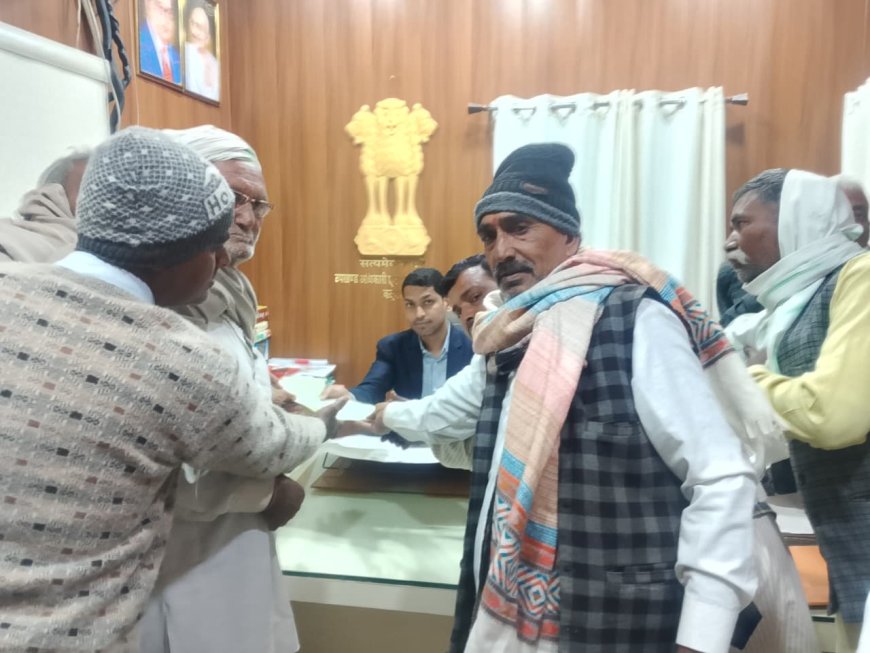 चांदपुर को पंचायत हैडक्वार्टर बनाने अथवा पूर्वानुसार ग्राम पंचायत बहतुकला में ही रखे जाने की मांग, उपखंड अधिकारी को सौपा ज्ञापन