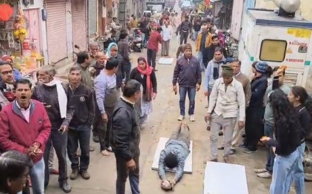 आमरण अनशन समाप्त करने के बाद दंडौती देते हुए मन्दिर पहुंचे