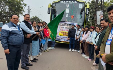 एपीजे अब्दुल कलाम व्यक्तित्व विकास कार्यक्रम, शैक्षणिक यात्रा को संभागीय आयुक्त ने हरी झंडी दिखाकर किया रवाना