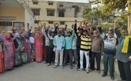 सफाईकर्मियों का एसडीएम कार्यालय पर प्रदर्शन:वेतन न मिलने पर 24 घंटे में हड़ताल की चेतावनी