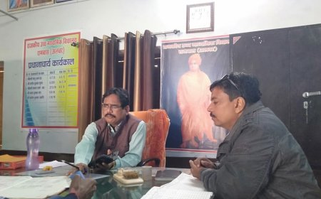 गोविंदगढ़ सीबीईओ ने रामबास स्कूल का औचक निरीक्षण किया: देरी से पहुंचे स्टाफ को नोटिस, स्टूडेंट्स से ब्लैकबोर्ड पर हल कराए सवाल