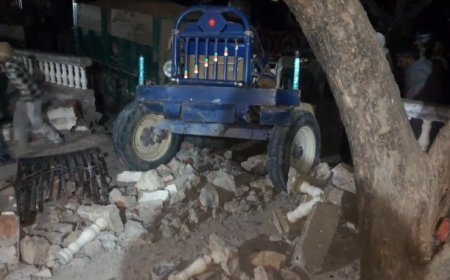 अवैध खनित बजरी परिवहन करने वाले ट्रैक्टर ने घर की दीवार को तोड़ा, तीन बकरियों की मौत