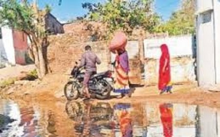 नालियों का पानी सड़क पर, आमजन गिरकर हो रहे चोटिल