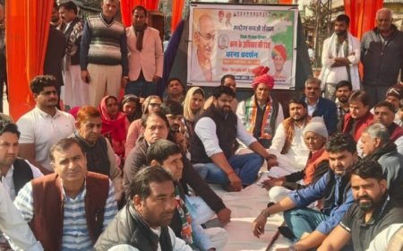 खैरथल में मनरेगा नाम परिवर्तन के विरोध में कांग्रेस का अंबेडकर सर्किल पर जोरदार धरना-प्रदर्शन