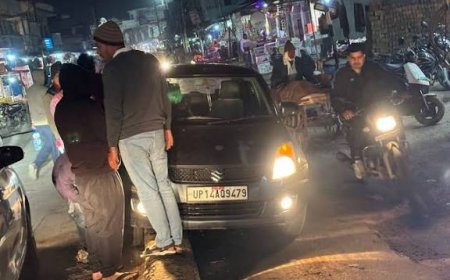 रेलवे फाटक के पास कार अनियंत्रित होकर डिवाइडर पर चढ़ी: चालक बाल-बाल बचा, कुछ देर लगा रहा जाम