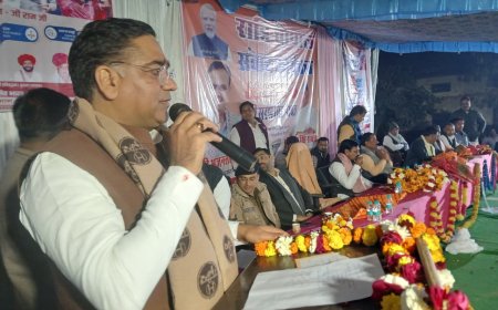 जिला प्रभारी मंत्री ने ग्राम इकरन में रात्रि चौपाल में किया आमजन से संवाद;  अब साल में  मिलेगी 125 दिन के रोजगार की कानूनी गारंटी