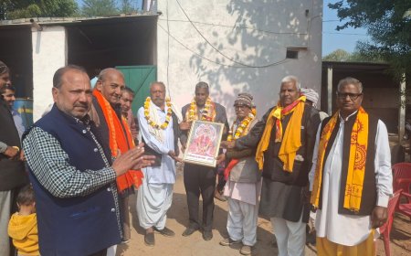 कठूमर में धौलागढ़ की पदयात्रा का पुष्प वर्षा कर किया भव्य स्वागत