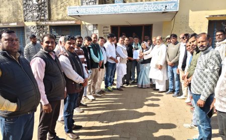 कठूमर में एसआईआर पर कांग्रेसियों ने तहसीलदार को सौंपा ज्ञापनः नियमों के उल्लंघन का आरोप लगाते हुए विरोध प्रदर्शन