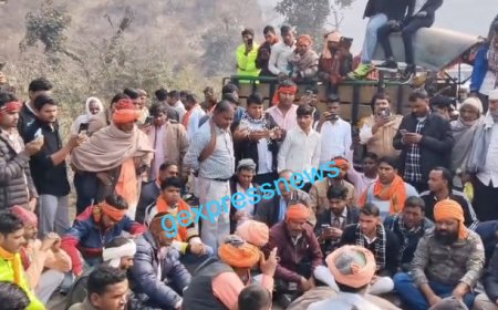 बस की टक्कर से जुगाड पलटा; एक की मौत,  7 घंटे चला शव रखकर प्रदर्शन; पोस्टमार्टम करा शव परिजनों को सौंपा