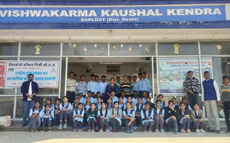 वराडा के राजकीय विद्यालय के विद्यार्थियों ने बरलूट स्थित विश्वकर्मा कौशल केन्द्र का दौरा कर तकनीक की जानकारी प्राप्त की