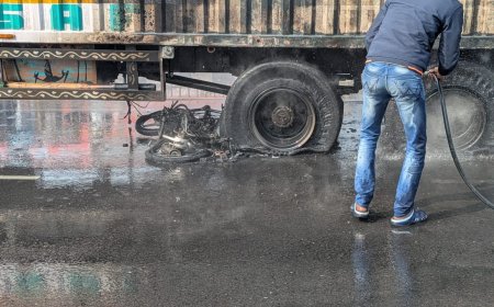 नेशनल हाइवे पर शाहजहांपुर कस्बे के पास कंटेनर में लगी आग, कंटेनर की चपेट में बाईक से पेट्रोल निकला