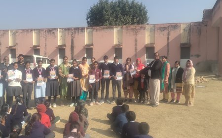 पुरस्कृत शिक्षक फोरम द्वारा बोर्ड परीक्षा टिप्स पुस्तिका का वितरण