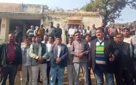 डीग में जिला शिक्षा अधिकारी के खिलाफ प्रदर्शन: निजी स्कूल संचालकों ने निदेशालय के निर्देशों की अनदेखी का लगाया आरोप