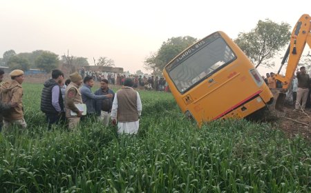 स्कूल की बस पलटी, पांच बच्चे हुए घायल;  पुलिस प्रशासन ने मौके पर पहुंच कर बच्चों को कठूमर सीएचसी पहुँचाया