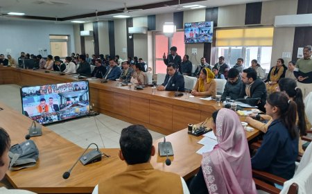 मुख्यमंत्री ने वर्चुअल जुड़कर विद्यार्थियों, शिक्षक एवं अभिभावकों से किया संवाद बालिकाओं को निःशुल्क साईकिल वितरण का शुभांरम्भ