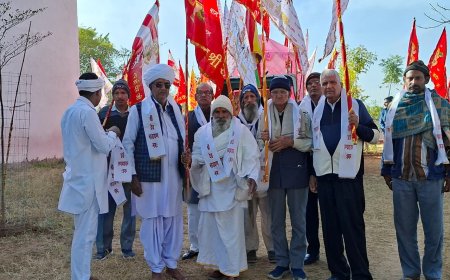 भगवान देवनारायण के जयकारों के साथ हाथों में निशान लिए श्रद्धालु पहुंचे नापावाली