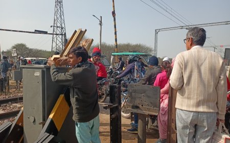 गोविन्दगढ़ में रफ़्तार का कहर: बेकाबू पिकअप ने तोड़ा रेलवे फाटक; लगा लंबा जाम, यात्रियों की बढ़ी मुश्किलें