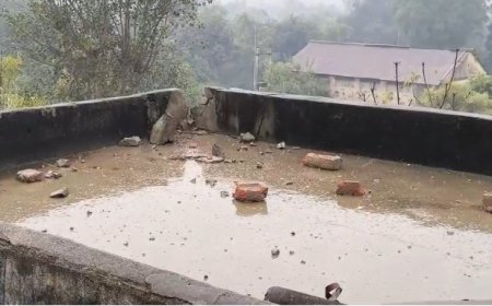 मकान पर आकाशीय बिजली गिरी दीवार टूटी लेकिन बडा हादसा टला