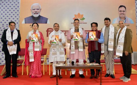 महुवा विधानसभा क्षेत्र के विकास कार्यों की पुस्तिका का किया विमोचन