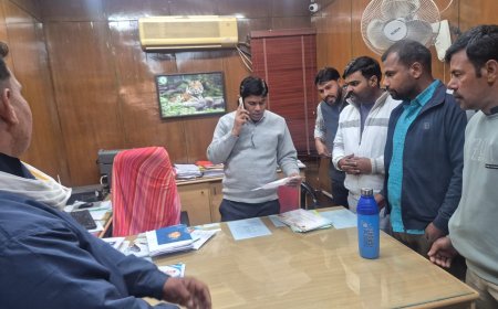 तुसारी विधालय के प्रधानाचार्य हंसराज मीणा के तबादला करने के विऱोध में ग्रामीणों ने जिला प्रमुख कार्यालय में सौंपा ज्ञापन