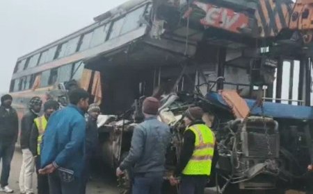 मां की गोद में मासूम की मौत: पिता ने ट्रेलर-बस के बीच फंसे बेटे-पत्नी के शव निकाले; मोबाइल पर बात कर रहा था ड्राइवर