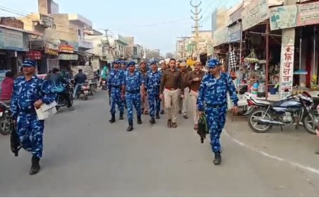 कानून-व्यवस्था को मजबूत बनाए रखने और आमजन में सुरक्षा की भावना कायम करने के उद्देश्य से रैपिड एक्शन फोर्स व चार थानों की पुलिस का फ्लैग मार्च