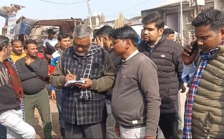 कठूमर में जाम की समस्या का समाधान; नगर पालिका ने अतिक्रमण हटाओ चलाया अभियान, जुर्माना भी लगाया