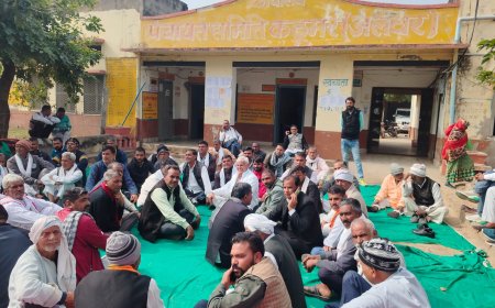 कठूमर में प्रधान संगम चौधरी के समर्थकों ने पंचायत समिति कार्यालय पर दिया धरना