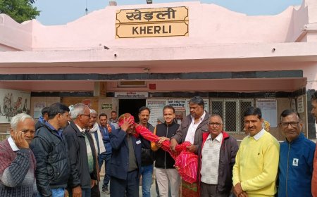 खेड़ली स्टेशन पर बरेली से बांदीकुई नई पैसेंजर ट्रेन के ड्राइवर व गार्ड का किया स्वागत सम्मान