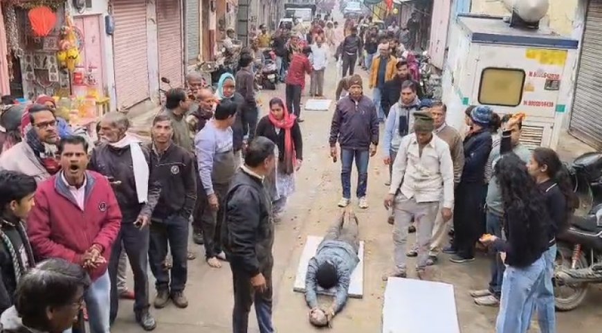 आमरण अनशन समाप्त करने के बाद दंडौती देते हुए मन्दिर पहुंचे