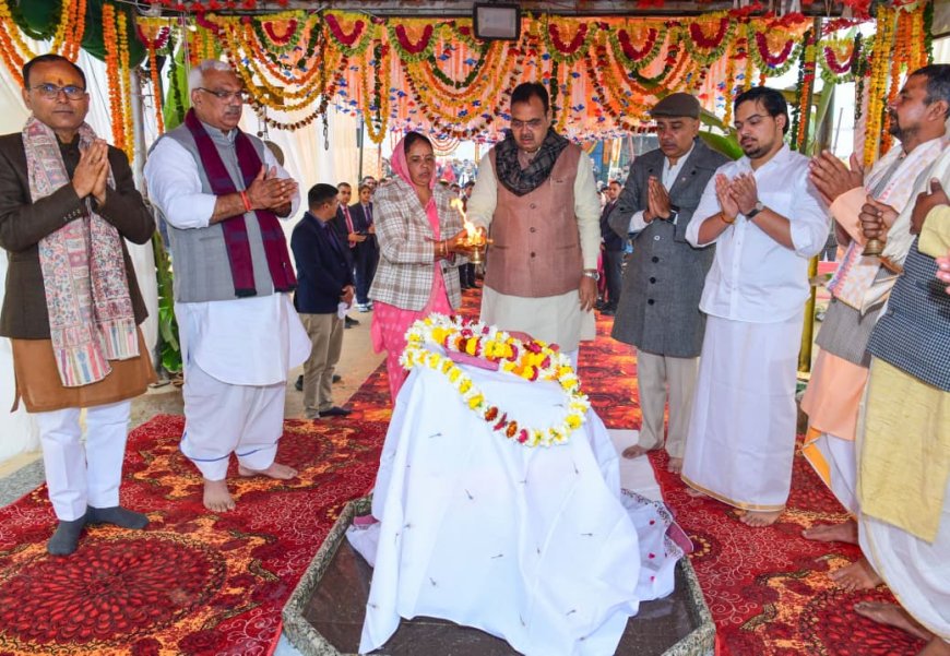 वैदिक मंत्रोच्चार के बीच मुकुट मुखारबिंद का पूजन कर मुख्यमंत्री ने की प्रदेश की खुशहाली और समृद्धि की कामना